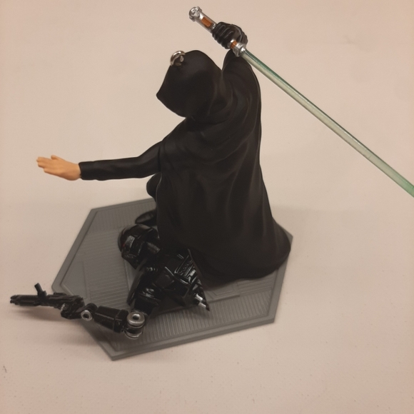 Hallmark Keepsake Star Wars The Mandalorian Ornament - Picture 4 of 7